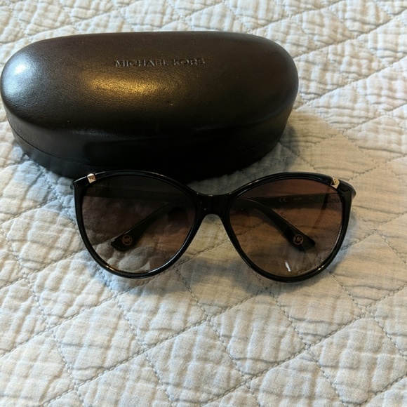 Sunglasses with hard case - Picture 4 of 6